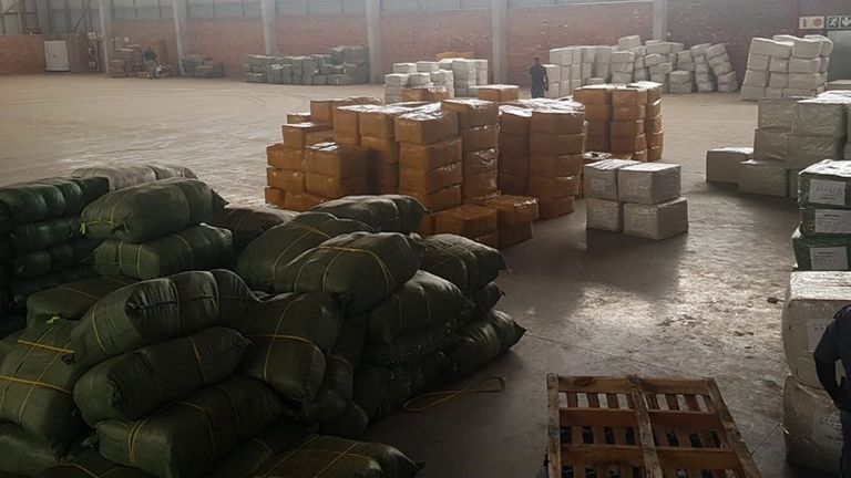 La police sud-africaine a saisi des centaines de faux vaccins COVID-19 et a procédé à plusieurs arrestations à la suite d'une alerte mondiale lancée par Interpol.  Pic: Interpol