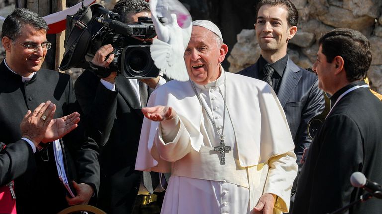 Le pape François libère une colombe blanche lors d'une prière pour les victimes de la guerre à «Hosh al-Bieaa», place de l'Église, dans la vieille ville de Mossoul, en Irak, le 7 mars 2021. REUTERS / Khalid al-Mousily
