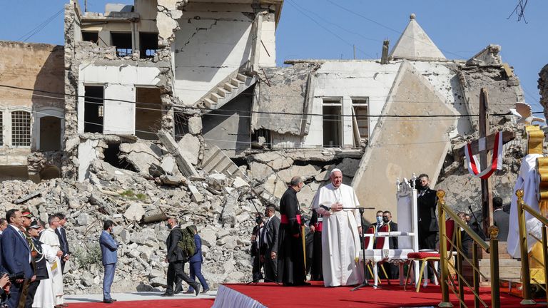 Le pape François, entouré de coquilles d'églises détruites, arrive pour prier sur la place de l'église Hosh al-Bieaa, à Mossoul.  Pic: AP