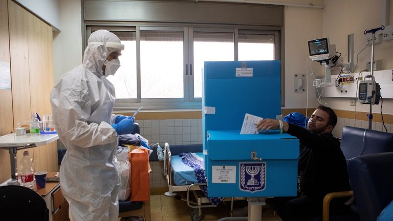 Les urnes sont même transportées dans les services hospitaliers