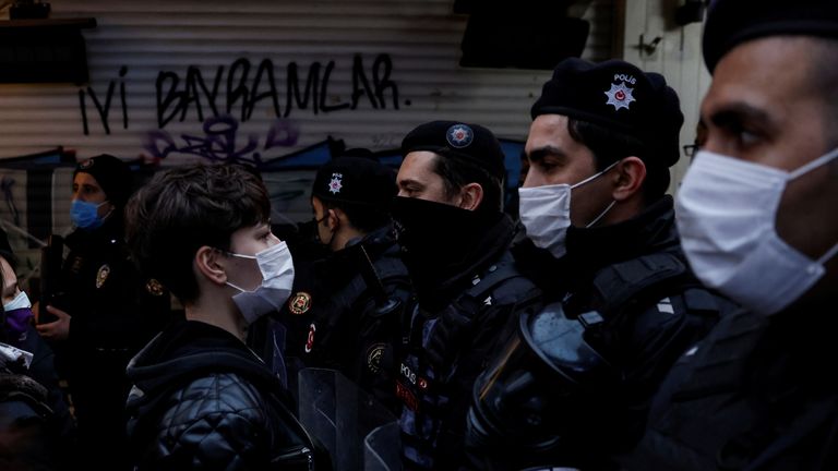 Un manifestant s'est tenu face à une ligne de police lors de la manifestation à Istanbul