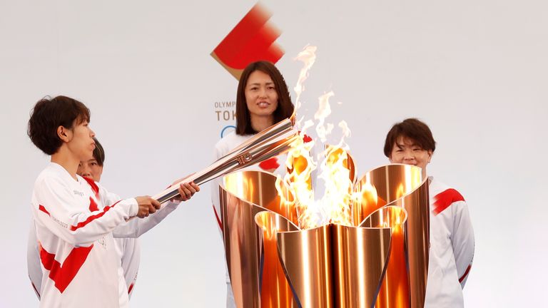 La torche est allumée par un membre de l'équipe nationale féminine de football du Japon