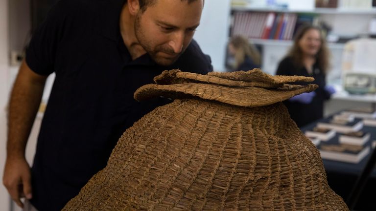 Un panier tressé au laboratoire de conservation des manuscrits de la mer Morte de l'Autorité des antiquités à Jérusalem