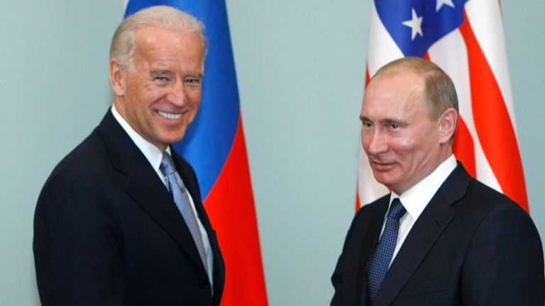 DOSSIER - Dans ce 10 mars 2011, photo d'archive, alors vice-président Joe Biden, à gauche, serre la main du Premier ministre russe Vladimir Poutine à Moscou, en Russie.  La Russie et les États-Unis ont échangé des documents mardi 26 janvier 2021 pour prolonger le nouveau traité nucléaire START, leur dernier pacte de contrôle des armements, a déclaré le Kremlin.  La lecture du Kremlin d'un appel téléphonique entre le président américain Joe Biden et le président russe Vladimir Poutine a déclaré qu'ils se sont déclarés satisfaits de cette décision.  (Photo AP / Alexander Zeml