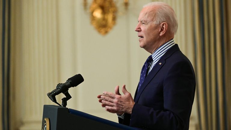Le président américain Joe Biden fait des remarques de la part de la Maison Blanche après l'adoption de sa législation de secours en cas de pandémie de coronavirus au Sénat, à Washington, aux États-Unis, le 6 mars 2021. REUTERS / Erin Scott