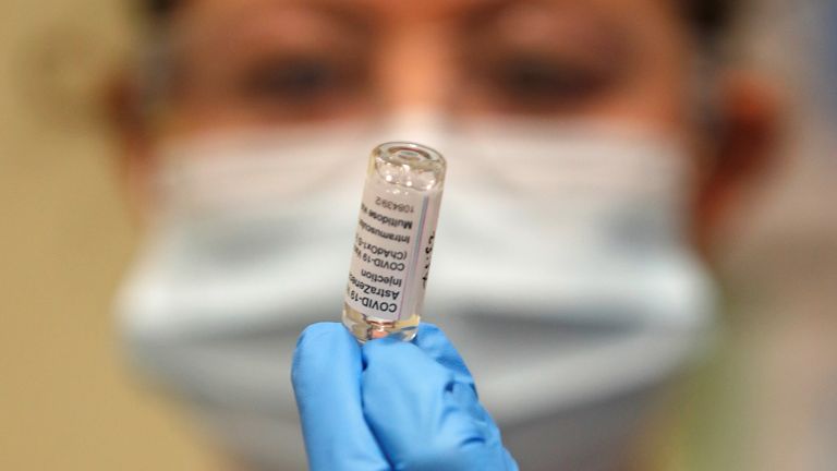 Infirmière et responsable du pod clinique, Lily Harrington se prépare à administrer une dose du vaccin Oxford / AstraZeneca COVID-19 au Premier ministre britannique Boris Johnson, au milieu de la pandémie de coronavirus, à Londres, en Grande-Bretagne, le 19 mars 2021. Frank Augstein / Pool via REUTERS