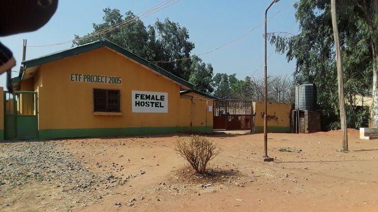 Une vue montre l'une des auberges où des hommes armés ont enlevé des étudiants