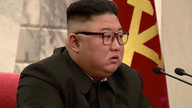 Kim Jong Un fume en s'adressant aux généraux