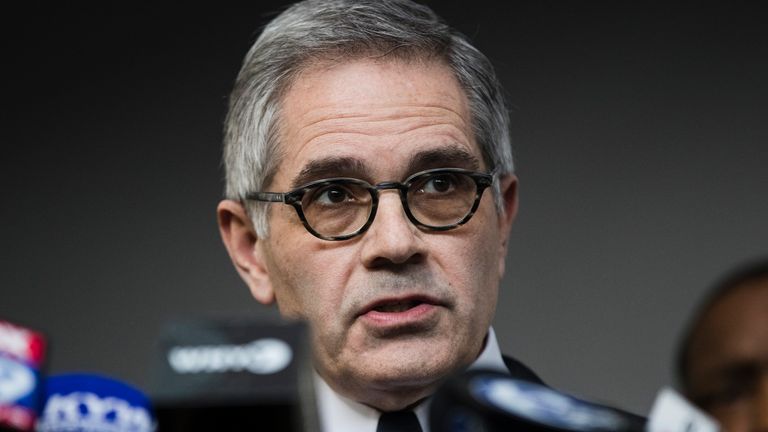 Le procureur du district de Pennsylvanie, Larry Krasner, sur la photo, a été appelé à enquêter sur les forces de l'ordre sur la mort de M. Longenecker.  Pic: AP