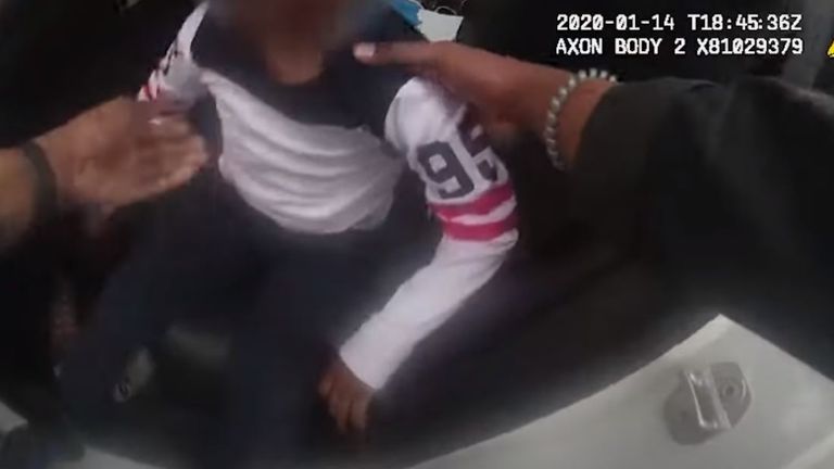 Le garçon a été récupéré par un agent et mis dans un véhicule de police.  Pic: Département de police du comté de Montgomery 