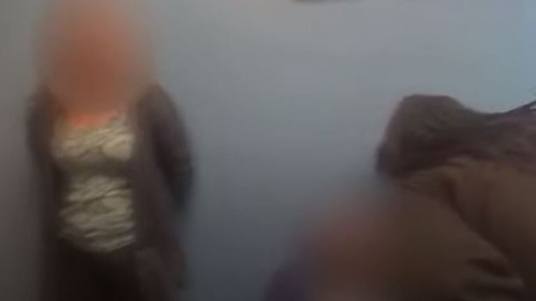 La femme officier hurle au visage du garçon.  Pic: Département de police du comté de Montgomery 