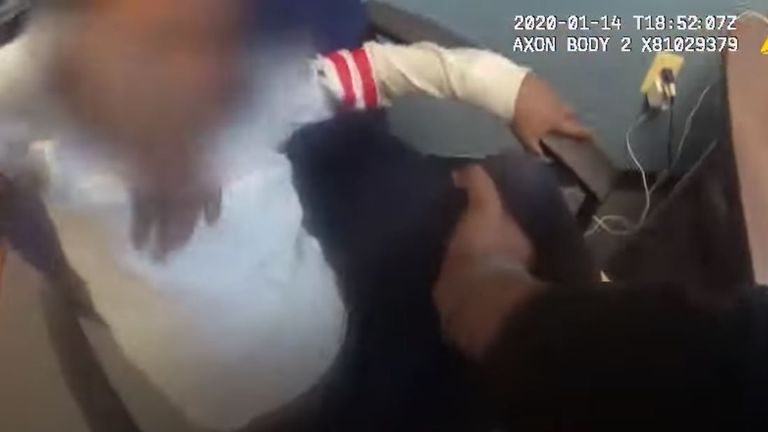 Une femme officier est entendue à la caméra en train de dire au garçon: `` J'espère que ta maman me laissera te battre. ''  Pic: Département de police du comté de Montgomery 
