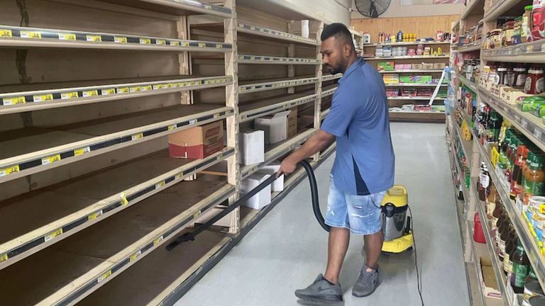 L'épicier de Gulargambone, Nav Singh, passe six heures par jour à nettoyer son magasin.  Pic: ABC Western Plains: Lucy Thackray
