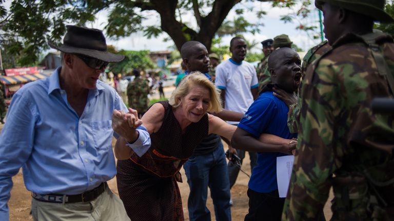 Hilary Monson, la mère d'Alexandre, devant un poste de police au Kenya après avoir marqué un an après sa mort