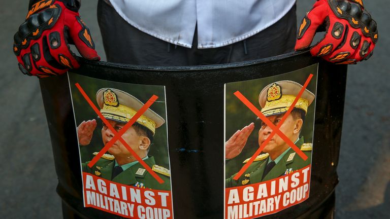 Un manifestant anti-coup d'État affiche des images dégradées du commandant en chef, le général en chef Min Aung Hlaing, également président du Conseil administratif de l'État de Mandalay, au Myanmar, le mercredi 3 mars 2021. Les manifestants au Myanmar sont descendus dans les rues mercredi pour protester en dernier. la prise du pouvoir par les militaires pendant un mois, alors que la question de savoir qui est reconnu comme ambassadeur du Myanmar, le représentant des généraux qui ont mené le coup d'État du 1er février ou du gouvernement démocratiquement élu évincé est en discussion et pourrait se retrouver à l'Assemblée générale, où les 193 membres de l'ONU ont des sièges.  (Photo AP)