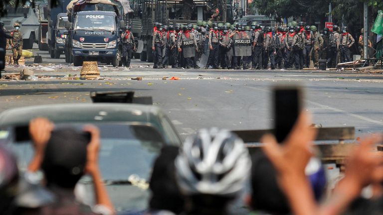 La police se tient sur une route lors d'une manifestation anti-coup d'État à Mandalay, Myanmar