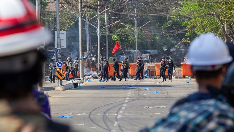 La police est vue devant une barricade de manifestants à Yangon