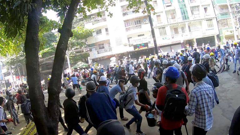 La police a utilisé des grenades assourdissantes et a tiré des coups de feu pour tenter de disperser les manifestants