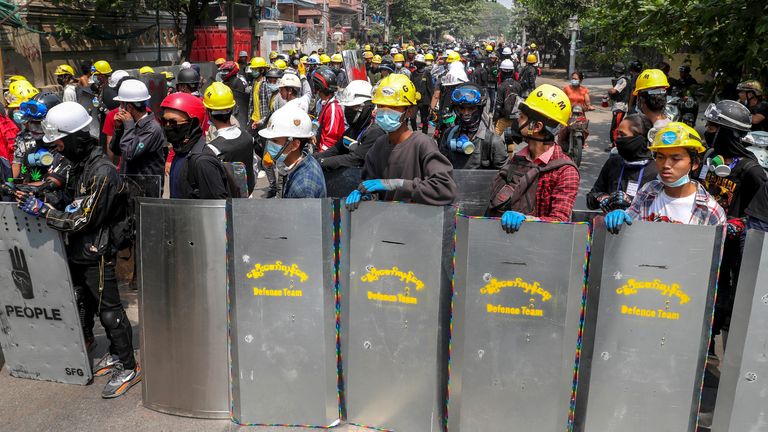 Environ 1000 manifestants se sont rassemblés à Mandalay mardi