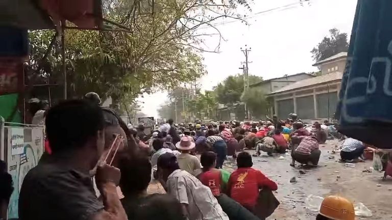 Les manifestants restent bas à Myaing jeudi - alors que huit personnes auraient été tuées dans la ville