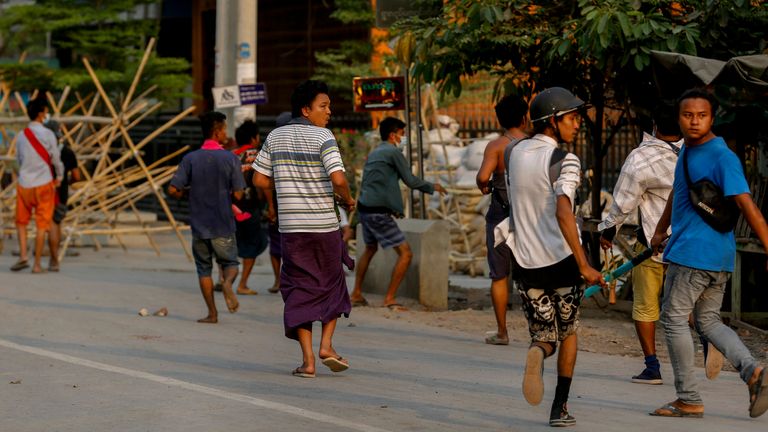 Des manifestants anti-coup d'État fuient les policiers anti-émeute et les soldats à Mandalay