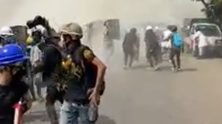 Les manifestants fuient les gaz lacrymogènes à Mandalay