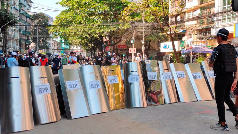 Les manifestants ont mis en place une formation de bouclier de fortune en vue d'éventuels affrontements à Yangon