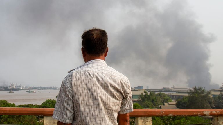 De la fumée provenant d'un incendie d'usine lors d'une autre répression contre les manifestants anti-coup d'État à Yangon
