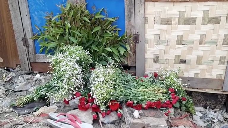 Des fleurs à l'enterrement de Tun Tun Aung, 15 ans, tué dans sa hutte lorsque les forces de sécurité ont ouvert le feu, à Mandalay.  Photo: RADIO FREE ASIA / via REUTERS 
