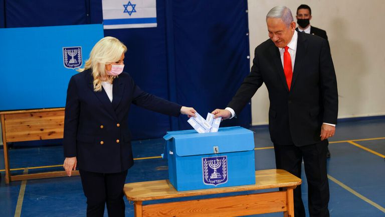 M. Netanyahu et son épouse Sara ont voté.  Pic: AP