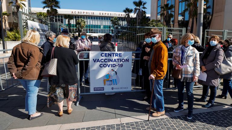Des gens attendent d'entrer dans un centre de vaccination à l'intérieur du palais des expositions dans le cadre de la campagne de vaccination contre la maladie à coronavirus (COVID-19) à Nice, France, le 13 mars 2021. REUTERS / Eric Gaillard