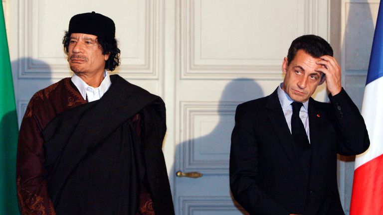 Nicolas Sarkozy et Mouammar Kadhafi assistent à une cérémonie de signature de 10 milliards d'euros de contrats commerciaux entre les deux pays à l'Elysée à Paris, 2007