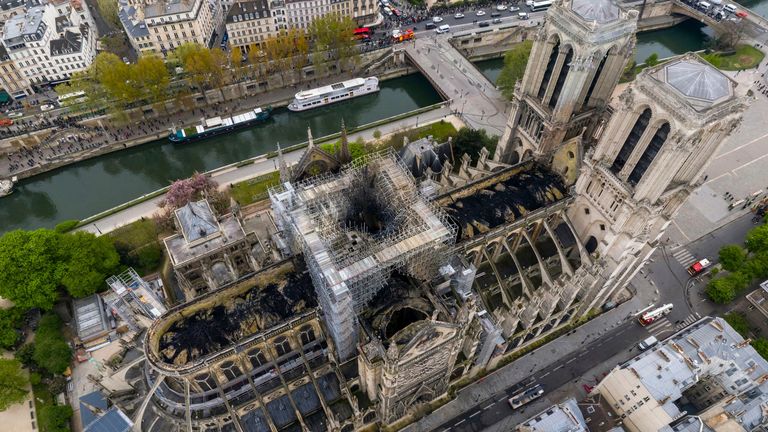 Dans ce mardi 16 avril 2019, l'image de fichier mise à disposition par Gigarama.ru montre une vue aérienne des dommages causés par l'incendie à la cathédrale Notre-Dame de Paris.  Un groupe d'activistes français a intenté une action en justice pour menaces pour la santé du plomb toxique libéré dans l'incendie dévastateur de la cathédrale Notre-Dame.  Des centaines de tonnes de plomb ont fondu lorsque l'incendie d'avril a détruit le toit et la flèche de la cathédrale, et des niveaux de plomb exceptionnellement élevés ont ensuite été enregistrés dans l'air environnant.  (Gigarama.ru via AP, fichier)