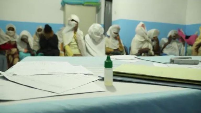 Dans cette salle, une infirmière propose des soins aux femmes qui ont été violées par des soldats et des miliciens