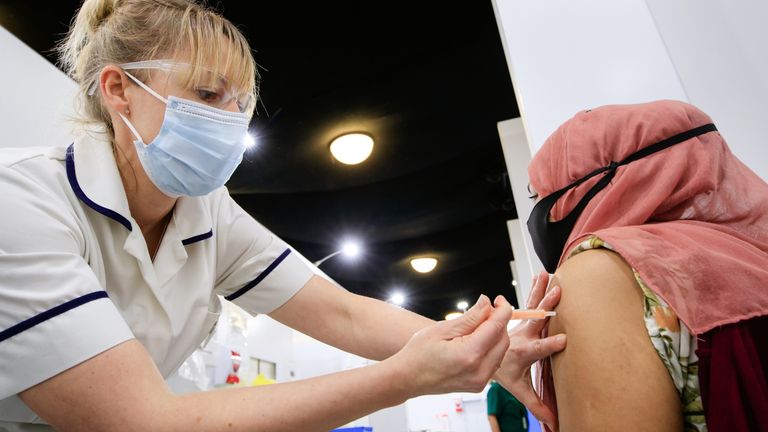Une femme reçoit une injection du vaccin Oxford / AstraZeneca