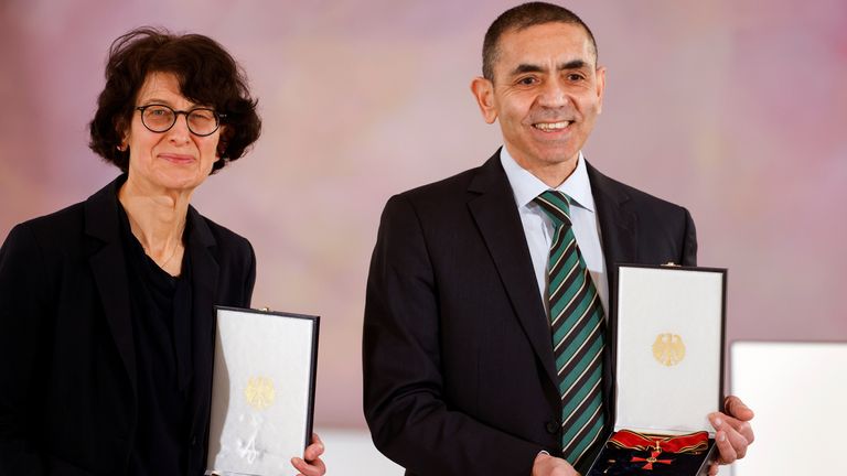 Des scientifiques allemands, PDG et fondateurs de BioNTech, Ozlem Tureci et Ugur Sahin reçoivent l'Ordre du Mérite à Berlin