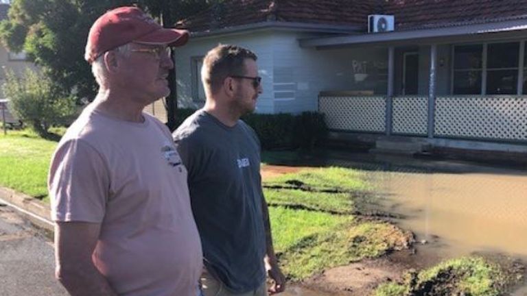 Paul Luckman et Blake Lepaglier enquêtent sur les dommages causés par les inondations à leurs maisons