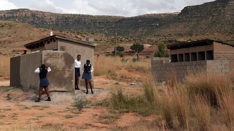 Des latrines à fosse sont vues dans une école du village de Ghoboshiyane, en Afrique du Sud, le 17 mars 2021.