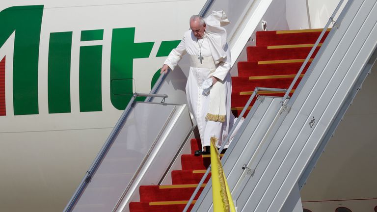 Le pape François descend les marches d'un avion alors qu'il arrive à l'aéroport international de Bagdad, en Irak, le vendredi 5 mars 2021. Le pape François se rend en Irak pour exhorter le nombre de plus en plus faible de chrétiens du pays à rester sur place et à aider à la reconstruction le pays après des années de guerre et de persécution, écartant la pandémie de coronavirus et les problèmes de sécurité.  (Photo AP / Andrew Medichini)