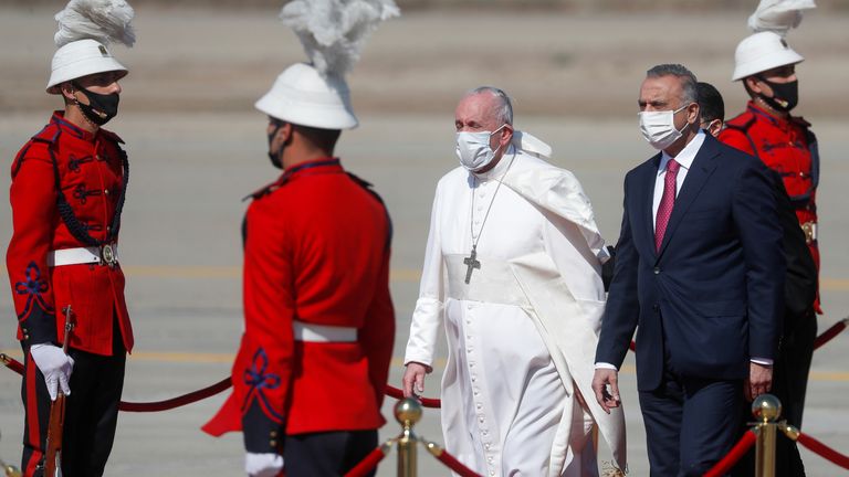 Le pape François est reçu par le Premier ministre irakien Mustafa Al-Kadhimi à son débarquement de son avion à l'aéroport international de Bagdad pour commencer sa tournée historique à Bagdad, en Irak, le 5 mars 2021. REUTERS / Yara Nardi