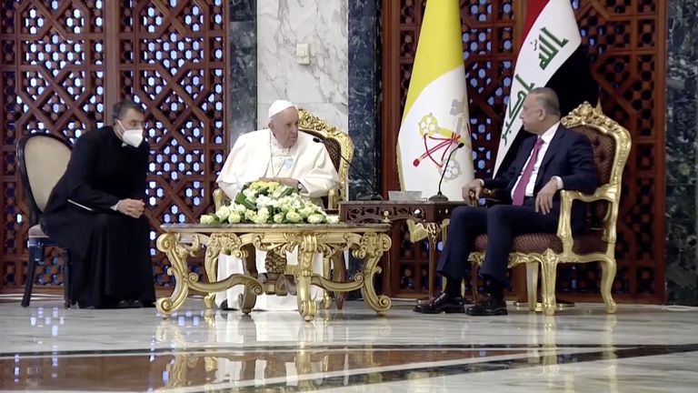 Le Premier ministre irakien Mustafa Al-Kadhimi accueille le pape François à son arrivée à l'aéroport international de Bagdad pour commencer sa tournée historique à Bagdad, en Irak, le 5 mars 2021, dans cette capture d'écran tirée d'une vidéo.  Iraqiya TV / Reuters TV via REUTERS ATTENTION AUX RÉDACTEURS - CETTE IMAGE A ÉTÉ FOURNIE PAR UN TIERS