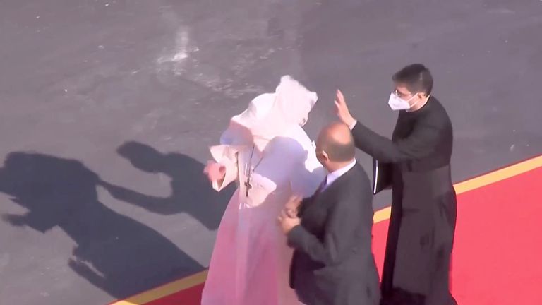Le président irakien Barham Salih et le pape François assistent à une cérémonie de bienvenue au palais présidentiel 
