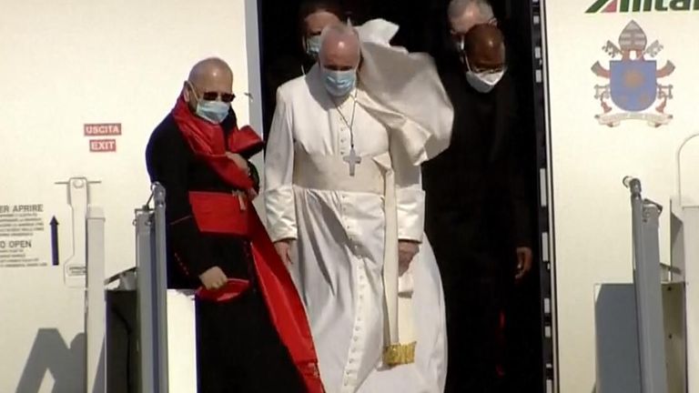 Les Irakiens se rassemblent près de l'aéroport international de Bagdad pour accueillir le pape François à son arrivée en Irak.