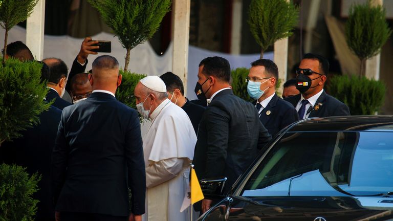 Le pape François est photographié alors qu'il arrive pour rencontrer le grand clerc chiite irakien, le grand ayatollah Ali al-Sistani, à Nadjaf, en Irak, le 6 mars 2021. REUTERS / Alaa Al-Marjani