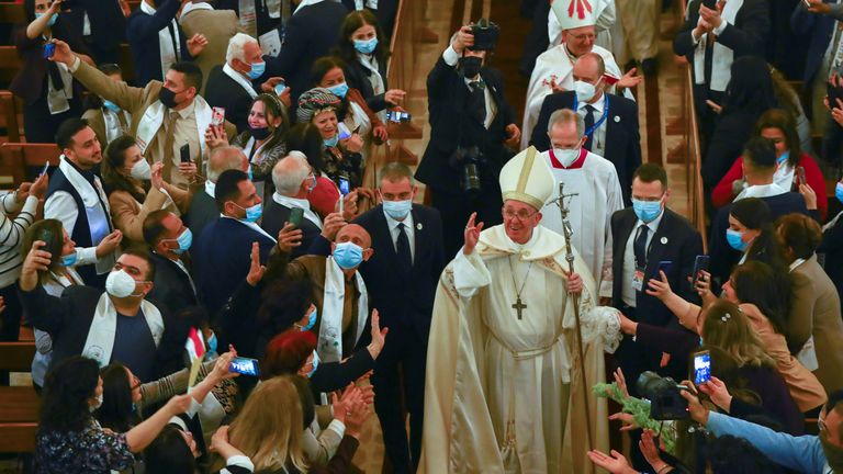 Le pape a fait signe aux gens en quittant la messe