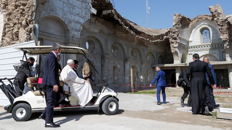 Le pape François, assis dans une charrette, voit la dévastation de l'église syriaque catholique Al Tahera près de la place de l'église Hosh al Bieaa.  Pic: AP