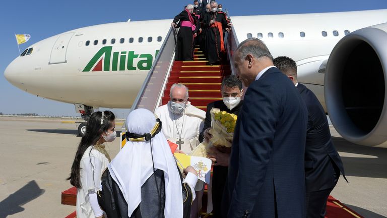 Le pontife a été accueilli par deux enfants en costume traditionnel
