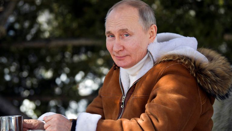 Poutine et le ministre russe de la Défense, Sergueï Shoigu, passent ce week-end en Sibérie, a déclaré le porte-parole du Kremlin, Dmitri Peskov.  Pic: AP