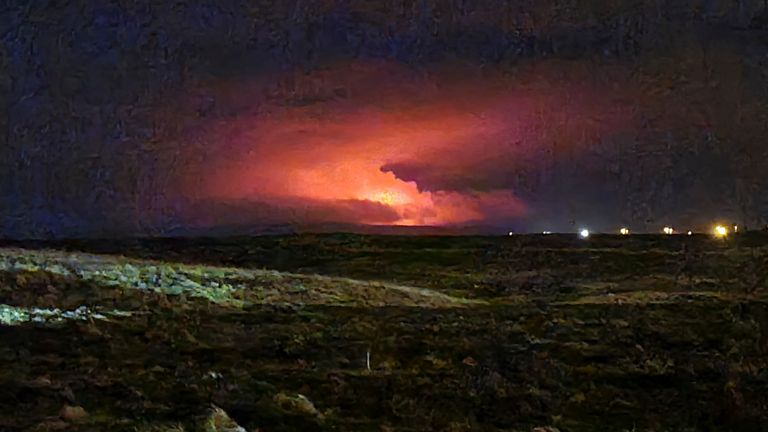 Le ciel nocturne brille après l'éruption d'un volcan sur la péninsule islandaise de Reykjanes non loin de la capitale Reykjavik, vendredi 19 mars 2021. Pic: Hildur Hlín Jónsdóttir / AP