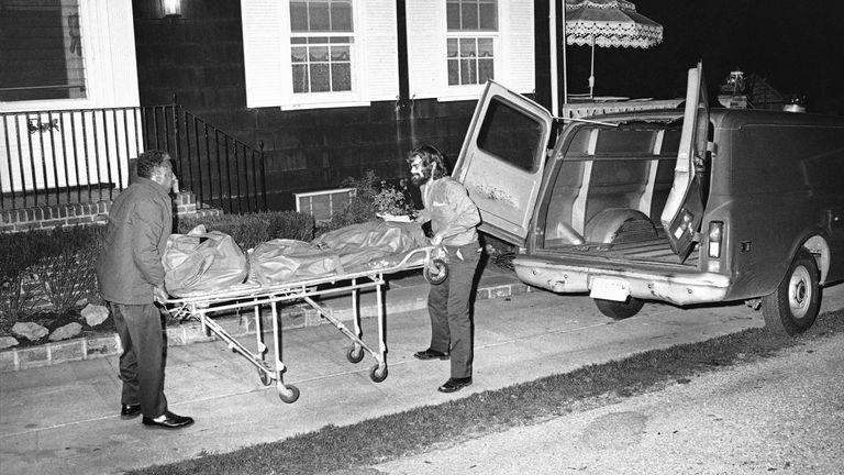 C'était la scène de Long Island à New York dans la nuit du mercredi 14 novembre 1974 à Amityville, New York, dans la maison où les six corps de la famille Ronald DeFeo ont été retrouvés tués.  Le shérif du pays du Suffolk enquête sur les meurtres commis dans la maison DeFeo nommée «High Hopes».  (Photo AP / ROUGE)